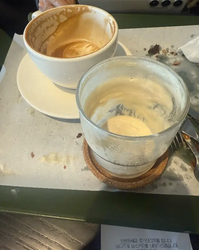 다 마신 커피잔과 디저트 접시