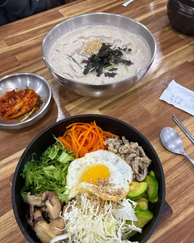 들깨 칼국수와 돌솥비빔밥