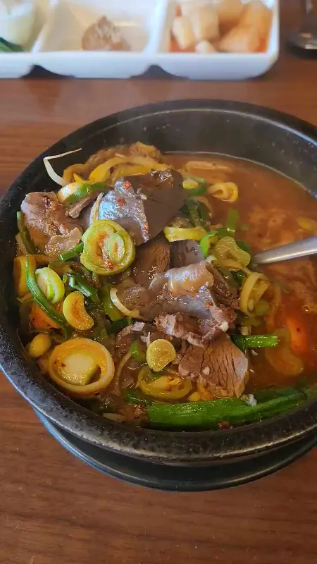 소고기와 선지가 듬뿍 들어간 해장국