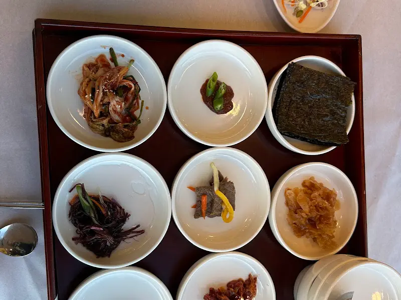 다양한 나물 반찬들이 담긴 쟁반