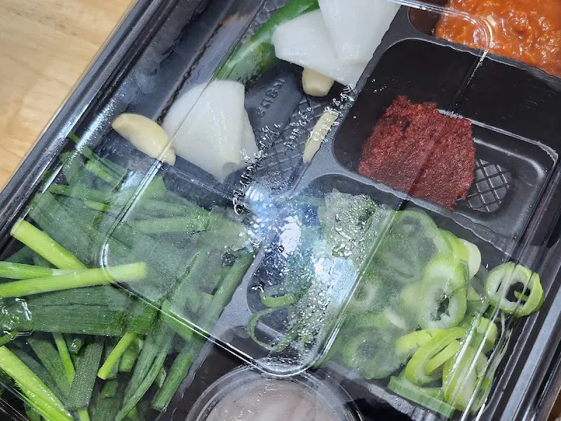 깔끔하게 포장된 테이크 아웃 음식