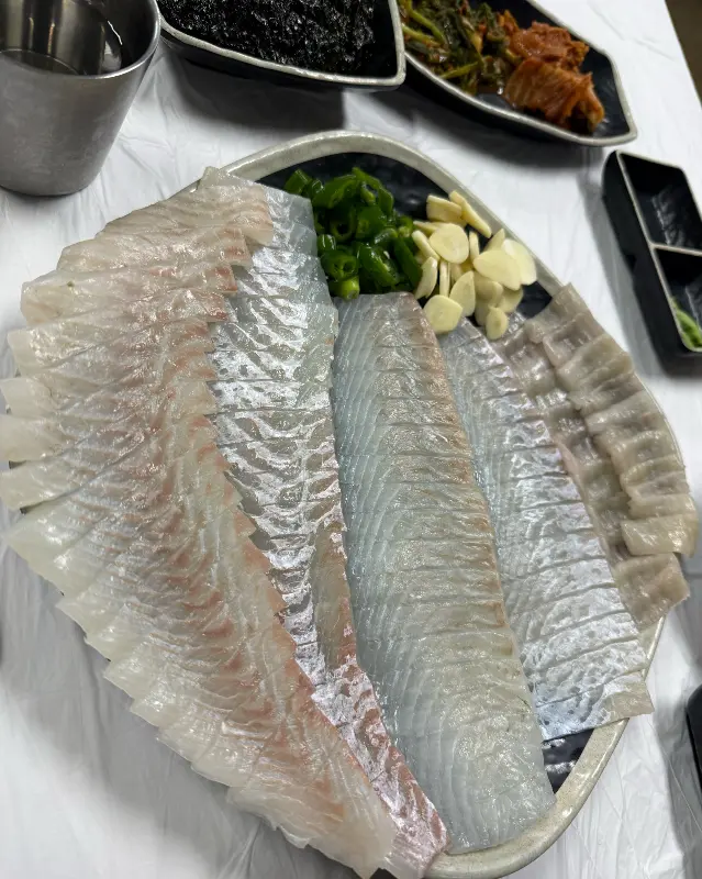 윤기가 흐르는 숙성 광어회