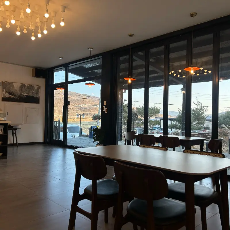 카페 내부 전경