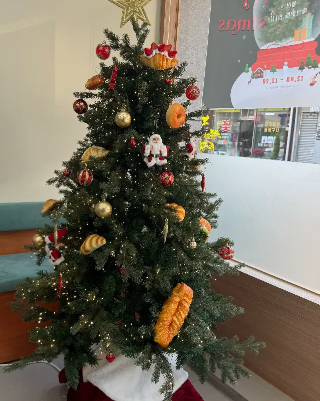 크리스마스 분위기로 꾸며진 준베이커리 내부