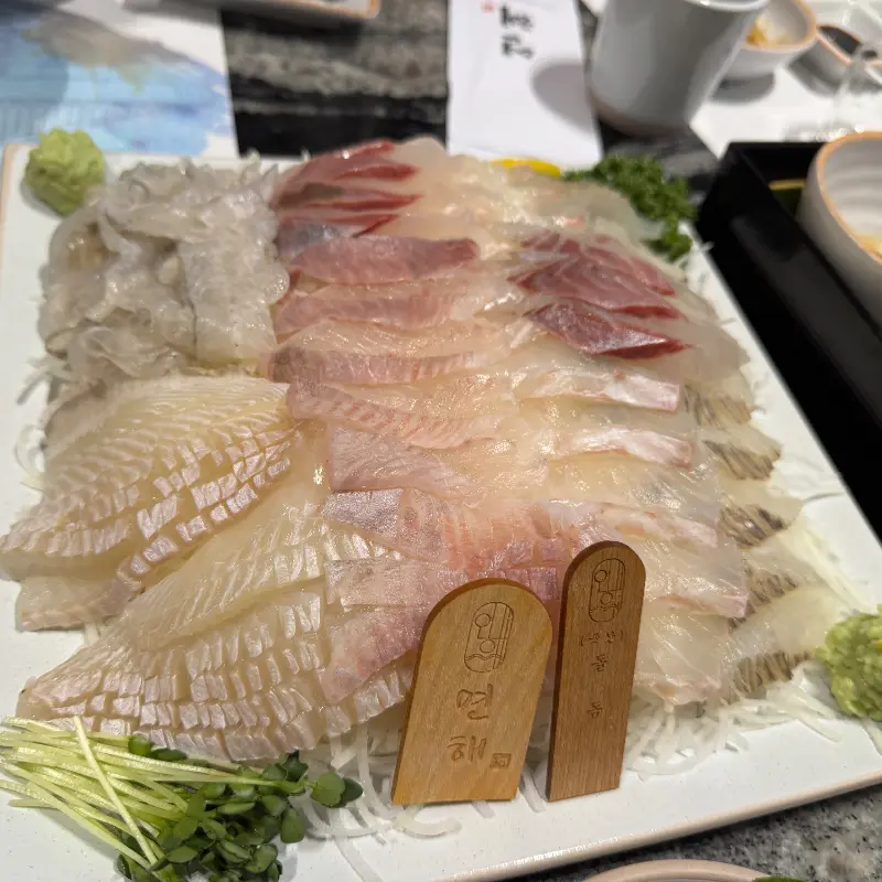 싱싱함이 느껴지는 도다리 회