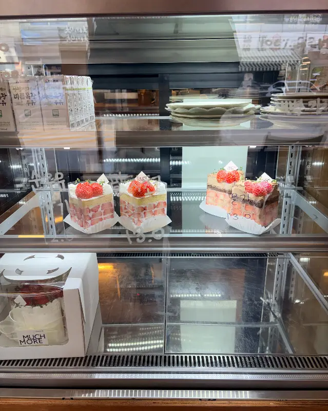 쇼케이스 안의 케이크들