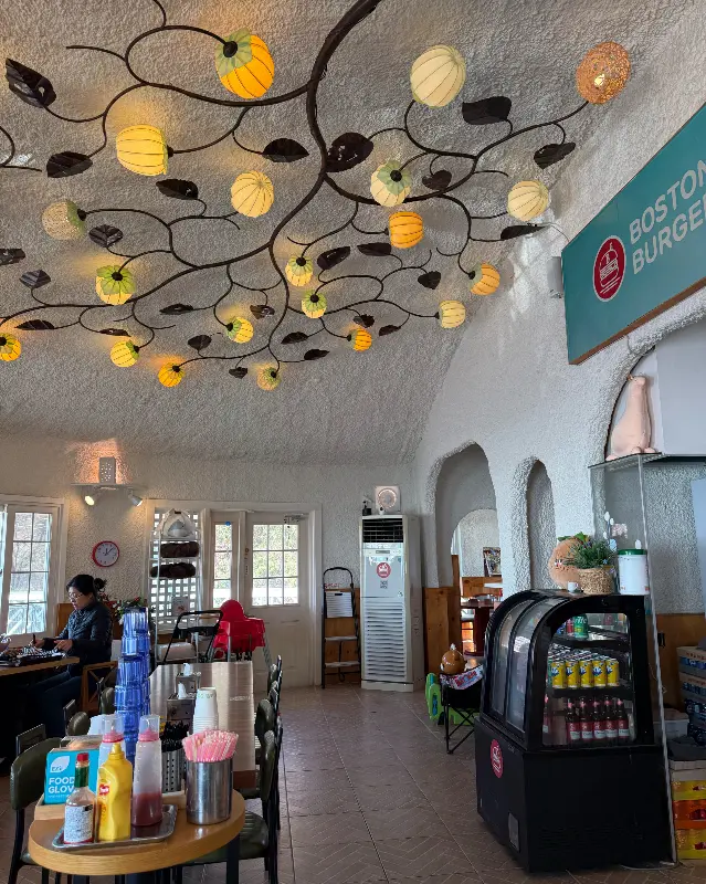 쟁반에 담긴 버거 세트