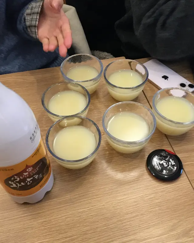 막걸리 잔을 기울이는 모습