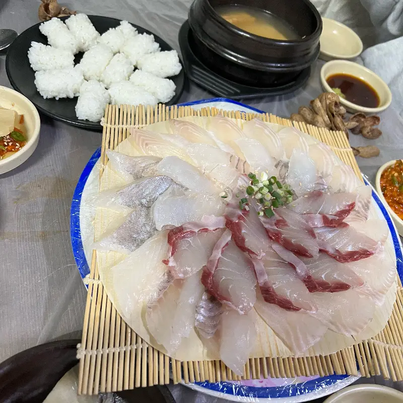 초밥용 밥과 함께 즐기는 대방어 회