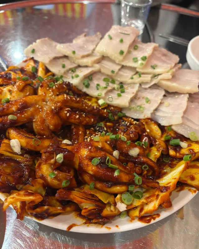 수육과 낙지볶음의 조화