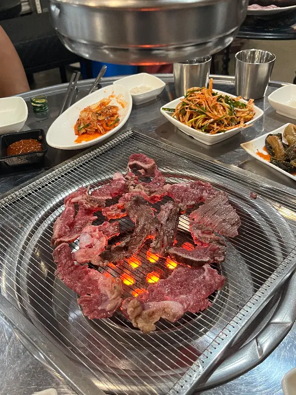 연탄불에 구워지는 소고기