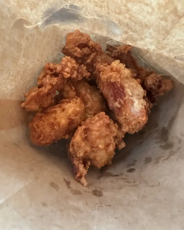 종이 봉투에 담긴 후라이드 치킨