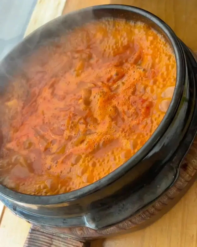 맛있게 끓여진 김치찌개의 모습
