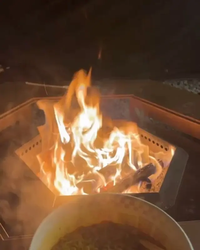 라면을 먹는 모습