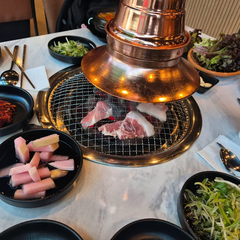 잘 익은 쫀득살과 다채로운 곁들임 찬