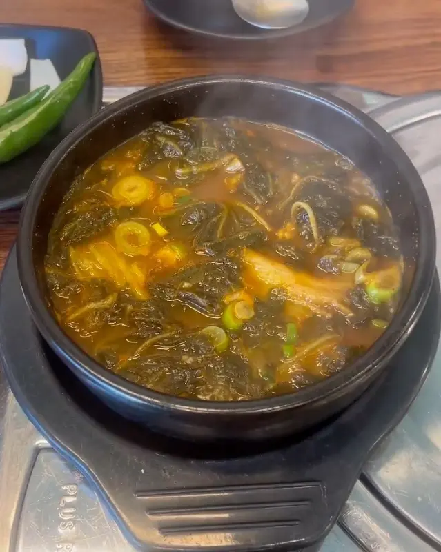 뜨끈한 국물이 일품인 뼈해장국