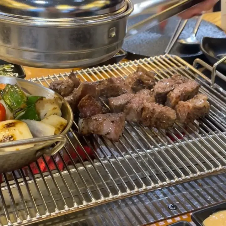 숯불 위에서 맛있게 구워지는 양갈비