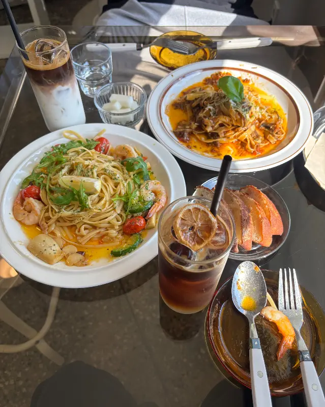 테이블 가득 차려진 브런치 메뉴들과 음료의 모습