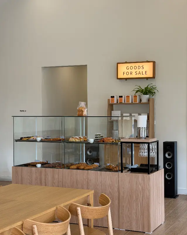 다양한 빵이 진열된 쇼케이스