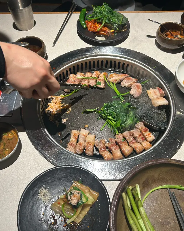 쌈을 싸는 모습