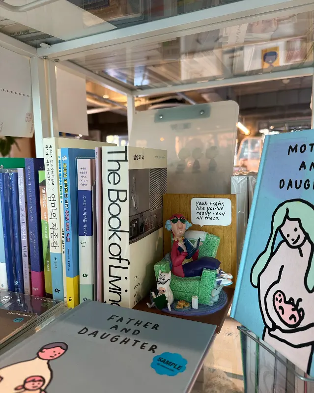 책장 위의 소품