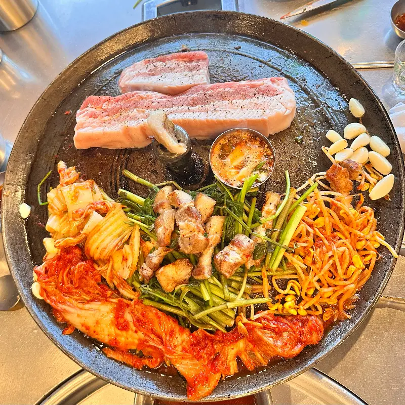 불판 위 삼겹살