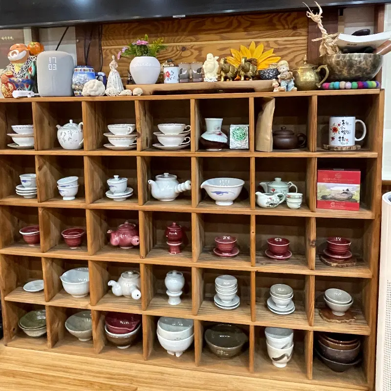 아천교횟집 내부 장식장