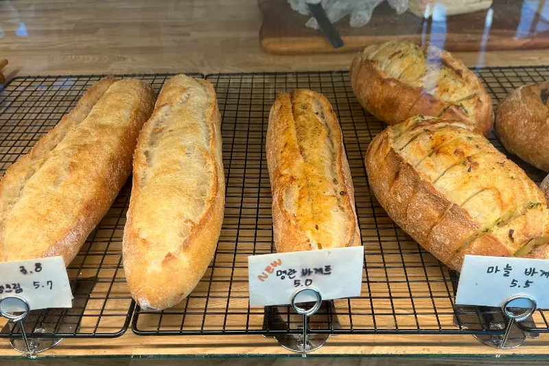 다양한 빵 진열 모습