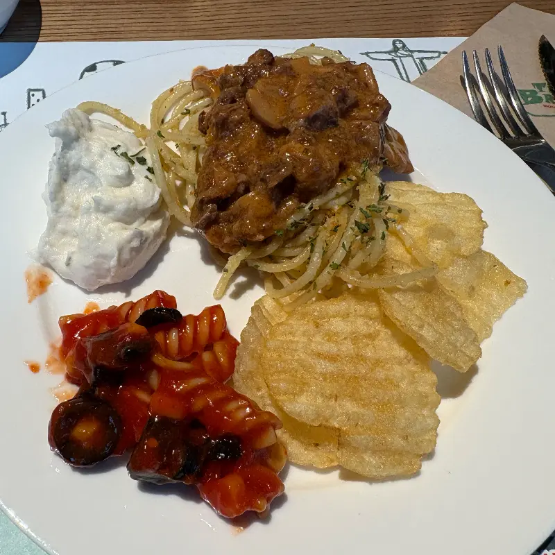 샐러드바에서 담아온 브라질 스튜와 파스타