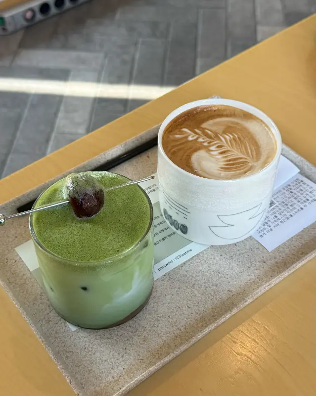 아름다운 말차라떼와 카페라떼