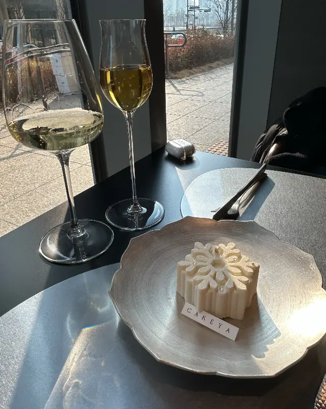 와인과 눈꽃 케이크
