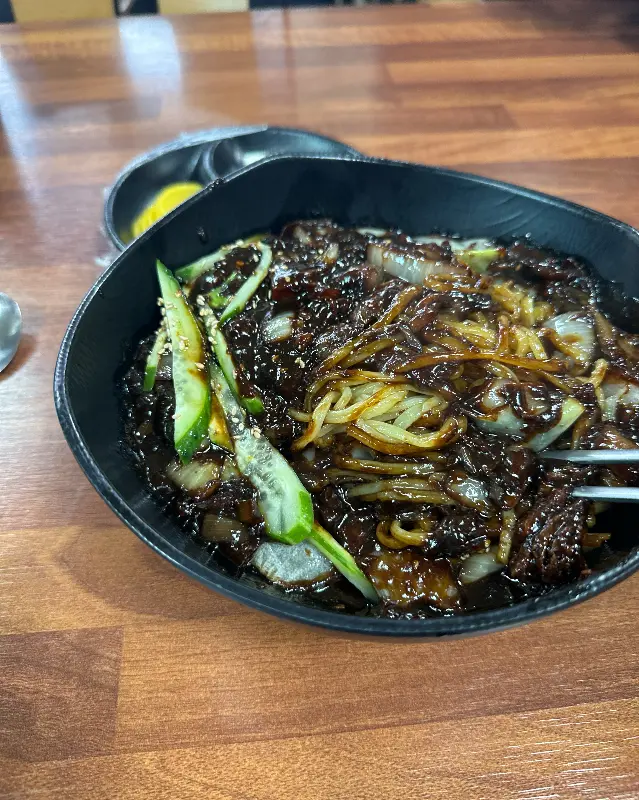 윤기가 좌르르 흐르는 간짜장