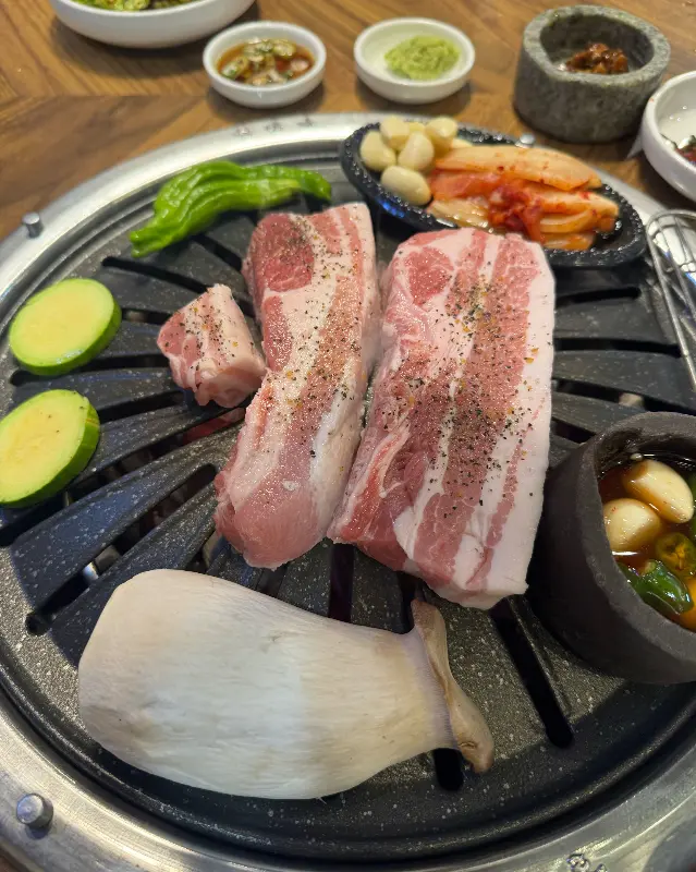 푸짐한 고기 한 상