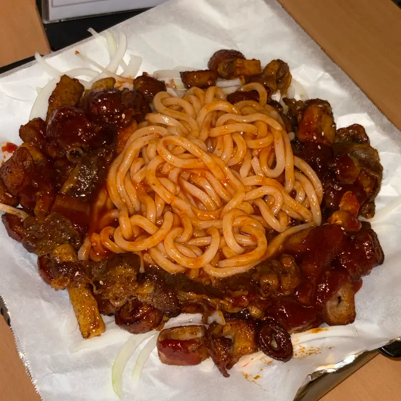 불막창에 우동사리를 추가한 모습