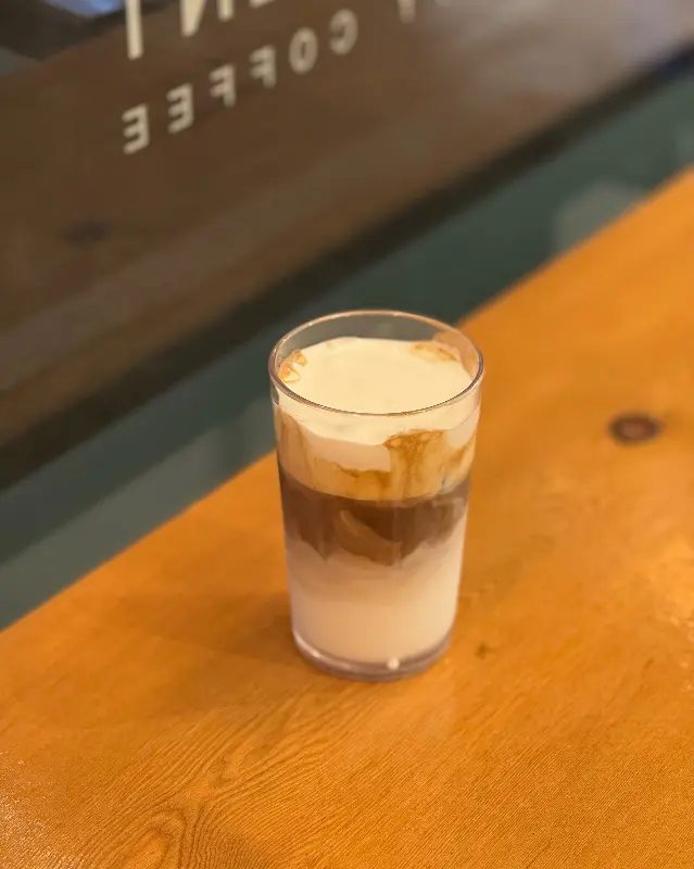 테이블 위에 놓인 텐라떼