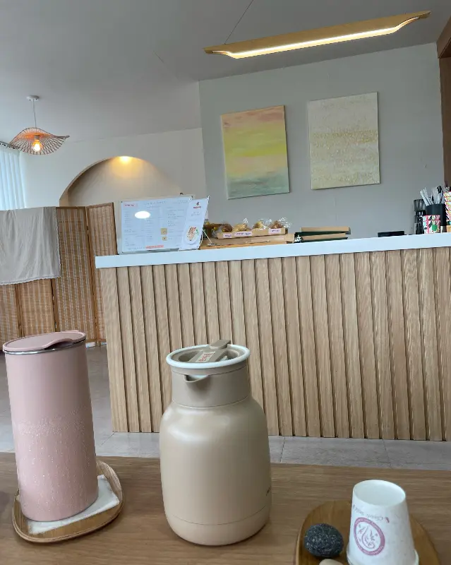 카페 내부의 모습. 우드톤 가구와 은은한 조명이 아늑한 분위기를 자아낸다.