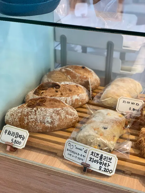 진열된 빵들의 모습