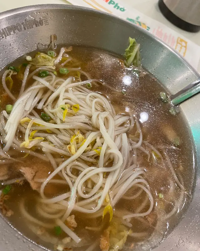 면과 고명이 풍성하게 담긴 쌀국수