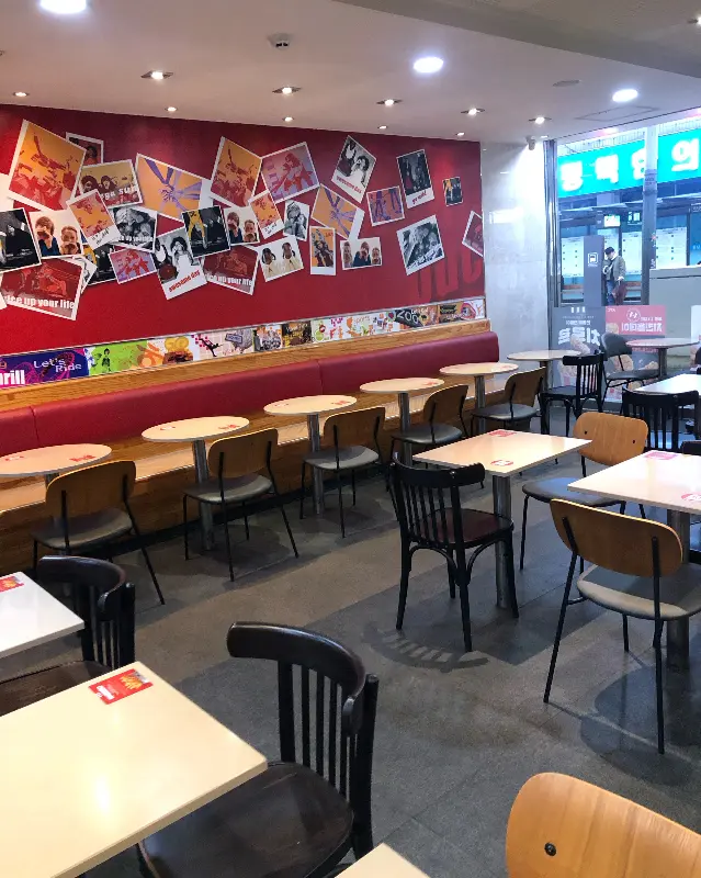 깔끔하고 편안한 KFC 내부