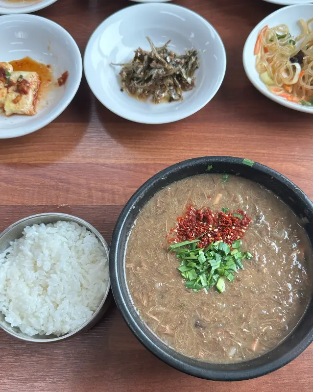 정갈하게 담겨 나온 밑반찬