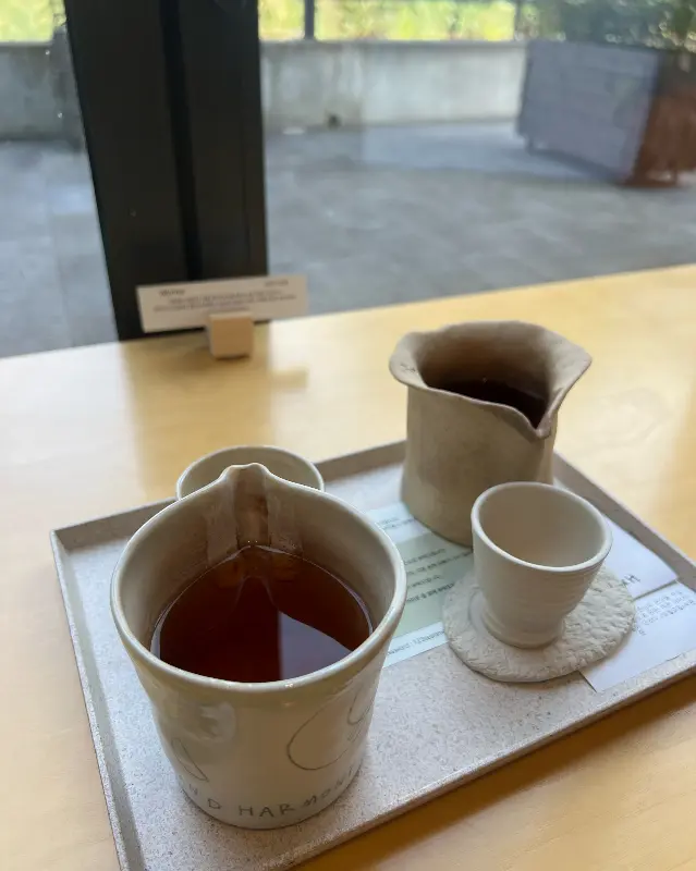 차분한 분위기 속에서 즐기는 커피 한 잔