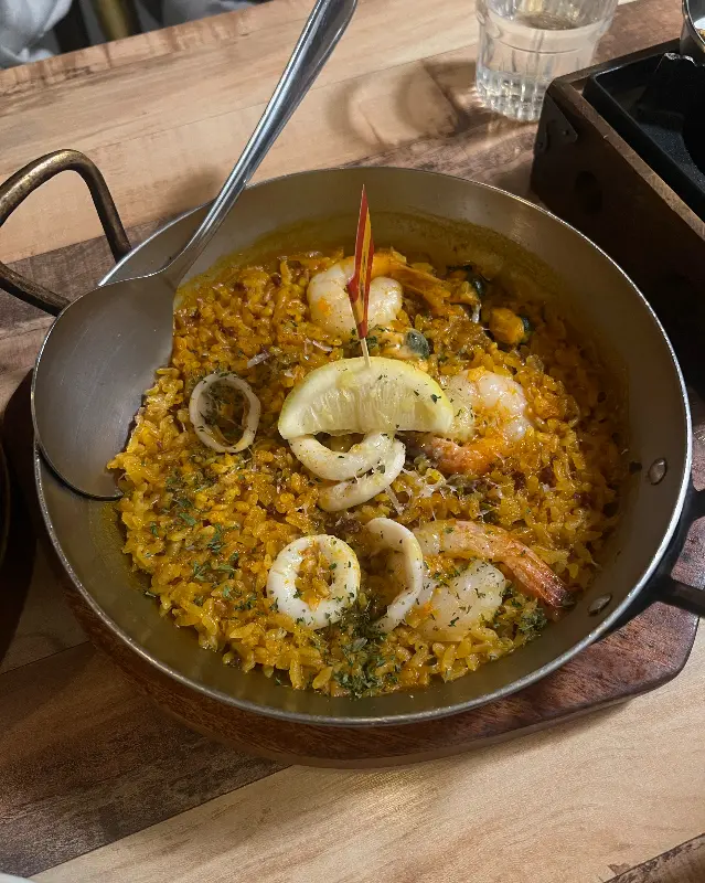 다양한 해산물이 듬뿍 들어간 빠에야