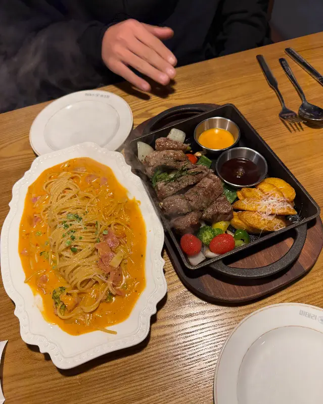 스테이크와 파스타의 조화