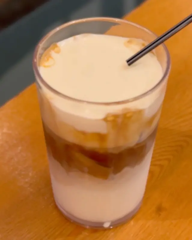 텐라떼의 모습. 뽀얀 우유와 커피, 크림이 층층이 쌓여있다.