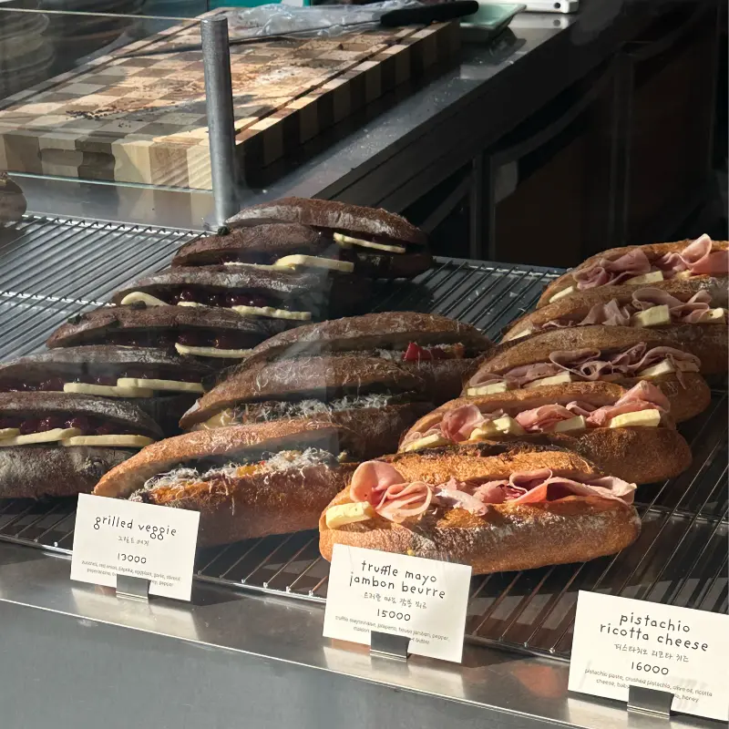 쇼케이스 안의 다양한 바게트 샌드위치