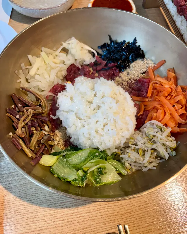 육회비빔밥의 아름다운 자태