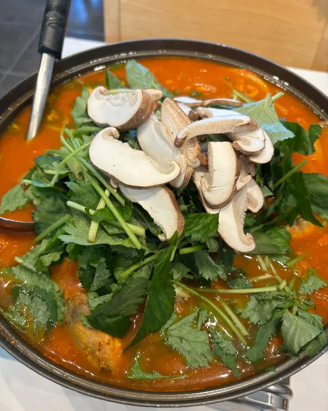 싱싱한 버섯과 야채가 듬뿍 올려진 매운탕
