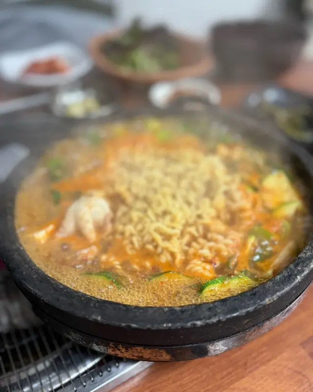 해물된장찌개에 라면사리를 넣어 끓인 모습