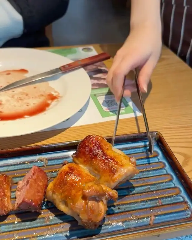 숯불 향을 머금은 닭다리살