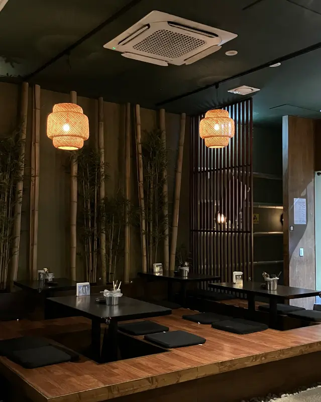 좌식 테이블과 은은한 조명이 돋보이는 우스미 마곡의 내부 인테리어